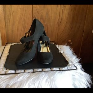 Ladies black pumps